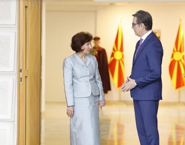 Кабинет на Силјановска Давкова: Претседателката има право да го употребува името Македонија, како чин на лично право на самоопределување и самоидентификација