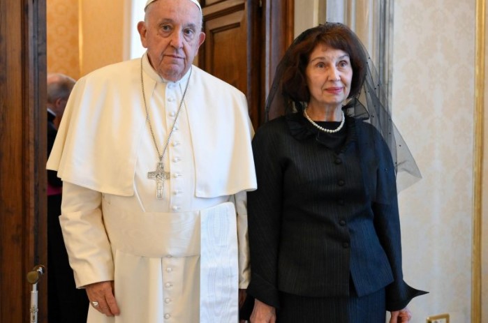 Сиљановска-Давкова на аудиенција кај папата, средба со Радев немаше