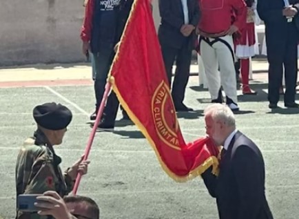 Талат Џафери го бакна знамето на УЧК (ФОТО)