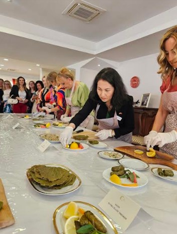 Сопругите на амбасадорите виткаа сарми во турската резиденција (ФОТО)