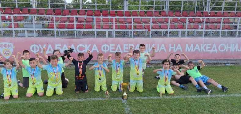 Младите фудбалери од охридската школа „Фер плеј“ шампиони на Македонија