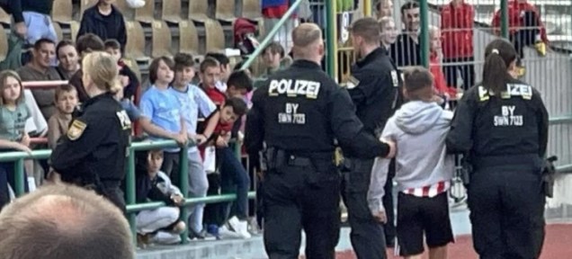 Германската полиција приведе дете поради дрес од Црвена ѕвезда!