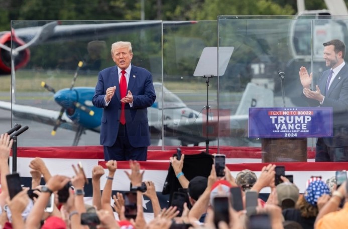 Трамп зад непробојно стакло