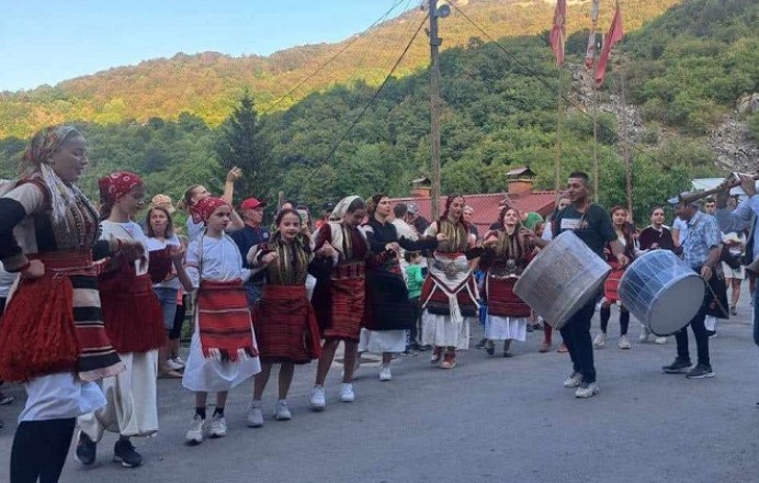 Гората ечи од зурли и тапани – Гари слави Голема Богородица!