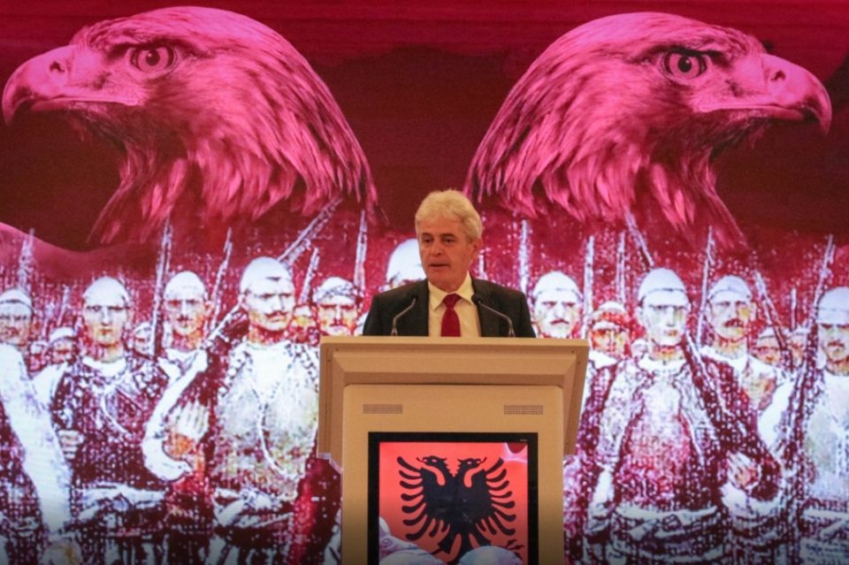 Aло Хаг, Али се пали