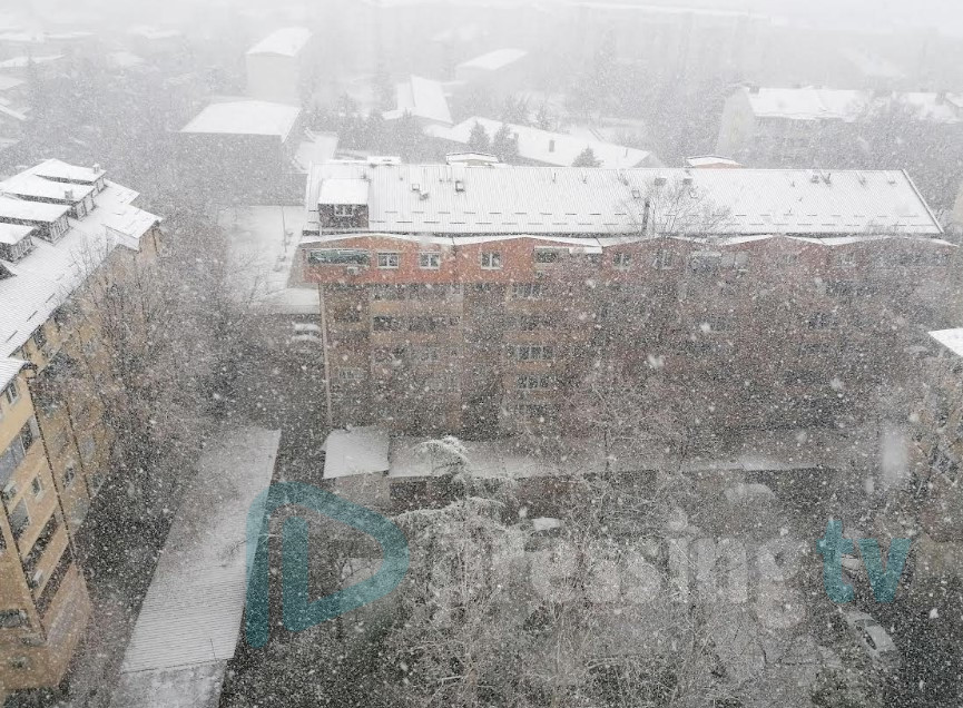 Снегот во Скопје се врати (ФОТО)