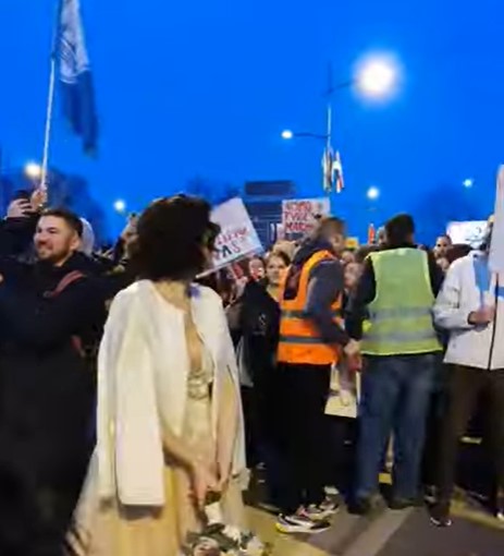 На протестите во Србија падна и запросување (ВИДЕО)