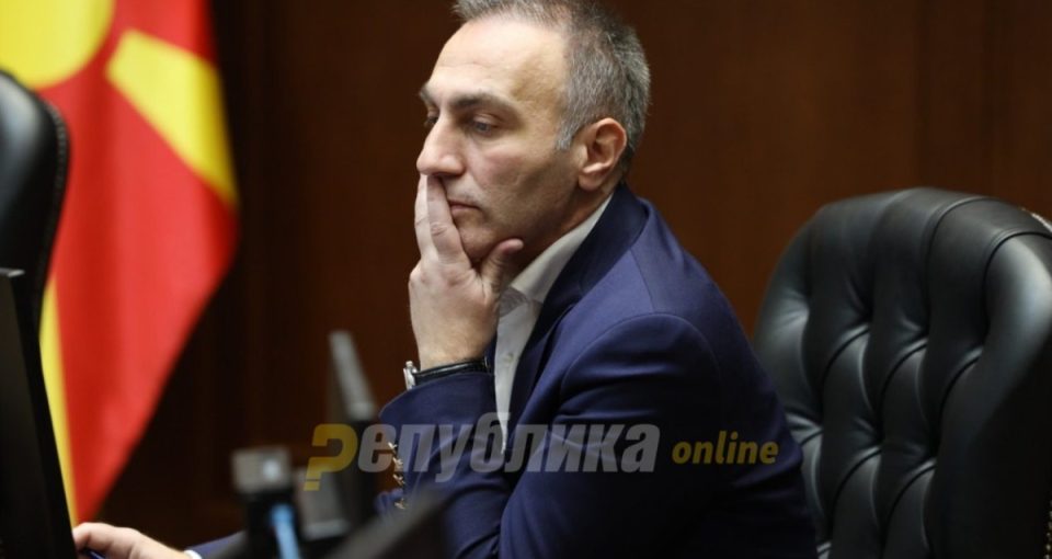 Груби е во Приштина, пуштил и брада?