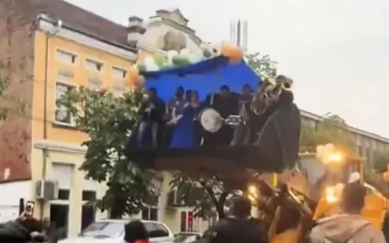 Бугарска матурантка качена на кран (ВИДЕО)
