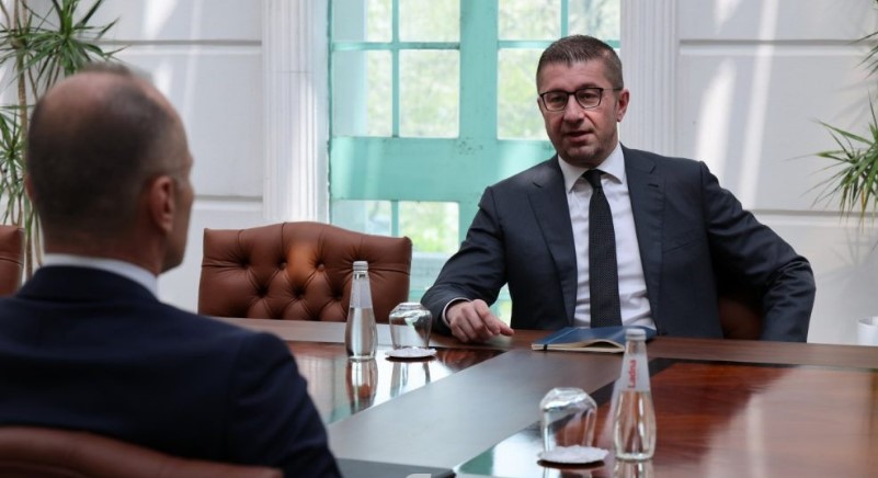 Мицкоски со порака до Филипче: Ние ќе сториме сѐ да ја внесеме Македонија во ЕУ, но не како „модерни“ Македонци, се виде дека не е само Бугари во Устав