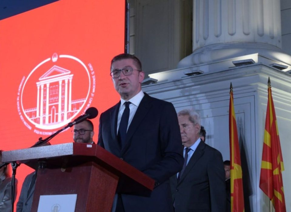 Мицкоски успеа, бугарскиот амандман пропадна: Пред македонски јазик нема да стои „модерен/сегашен“