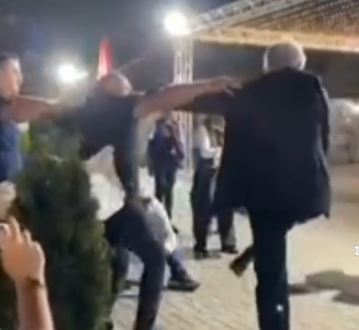 Aли Ахмети се фати на оро на свадба