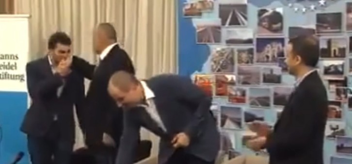 Глушецот Георг му ја бакнува раката на кумот Бојко