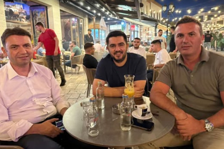 Крешник Бектеши на притворско кафе во Старата чаршија (ФОТО)