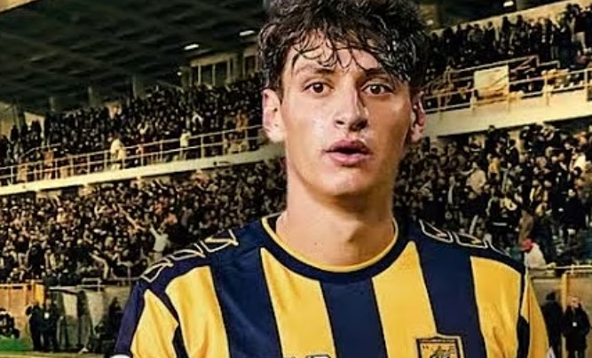 Мусолини игра фудбал во Италија