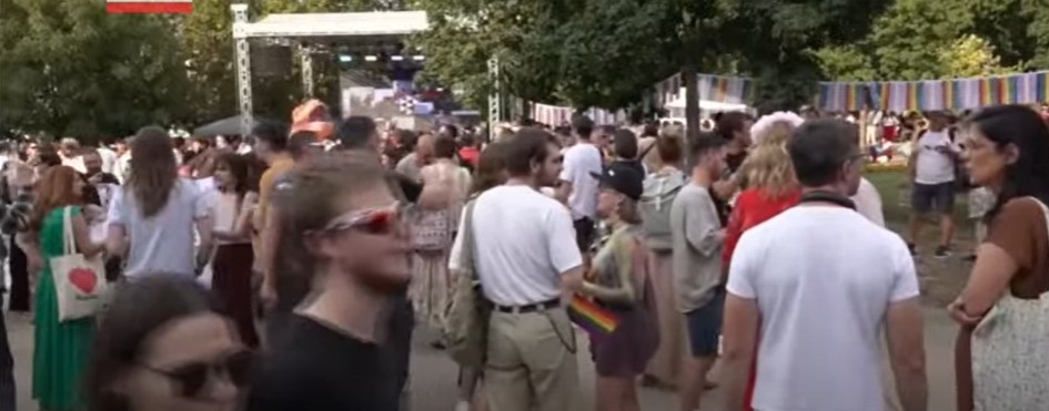 „Независна“ новинарка ги предводи денешните протести против Вучиќ наречени „прајд“ (ФОТО)