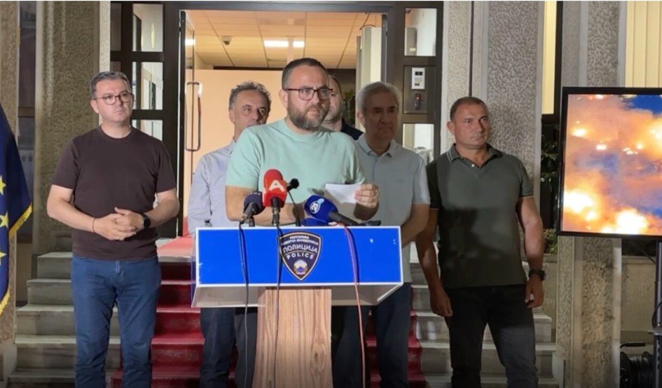 Тошковски смирува: Нема радијациско зрачење од пожарот во Трубарево кој е локализиран