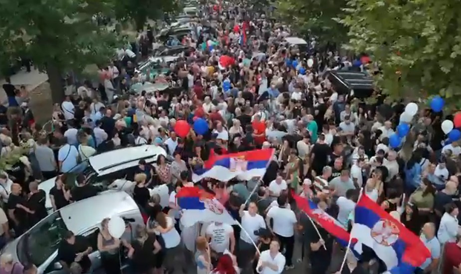 150.000 српски граѓани излегоа да му дадат поддршка на Вучиќ (ФОТО)