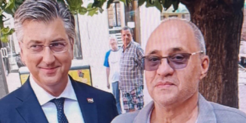 Напаѓачот од пред српската „Скупштина“ фотографиран со хрватскиот премиер, случајно?