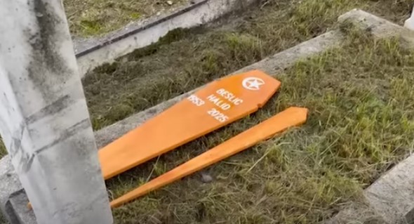 Еве што пишува на ковчегот на Халид Бешлиќ (ФОТО)