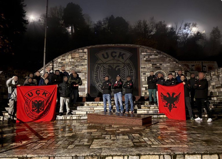 „Балистите“ пред споменикот на УЧК во Приштина (ФОТО)