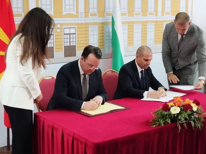 Николоски и Караџов денеска го потпишаа Договорот за железничкиот тунел на Коридор 8