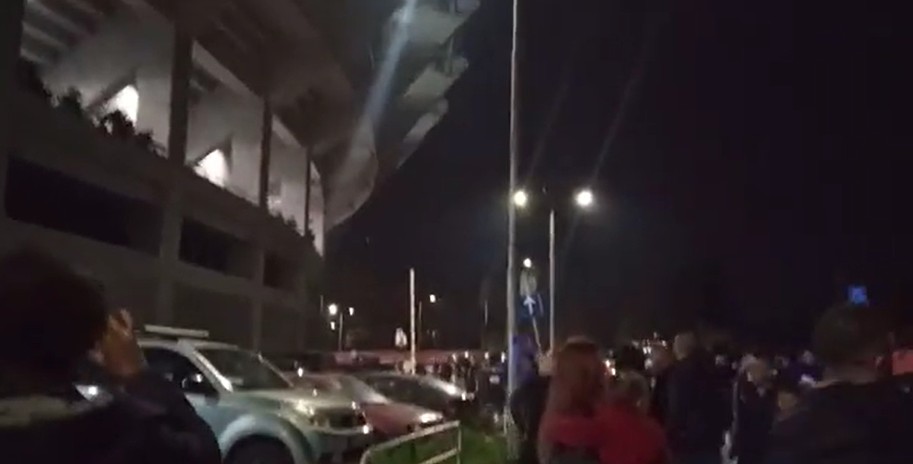 Полските навивачи и „Балистите“ се гаѓаа со што стигнаа (ВИДЕО)