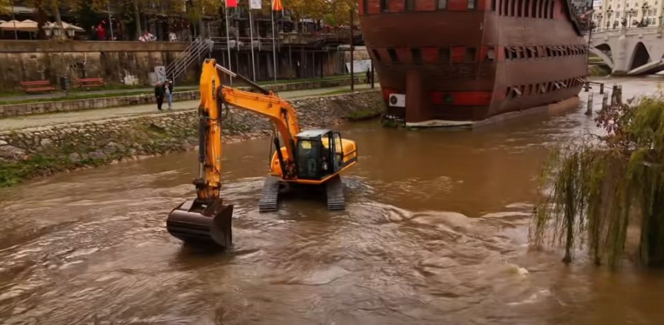 Скопје светнува: Се чисти кејот на Вардар, се поставуваат украсни канделабри на плоштадот ,,Македонија“