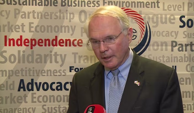 Кристофер Хил во Хаг го бранеше Хашим Тачи