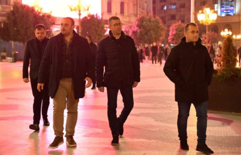 Премиерот Мицкоски со градоначалникот Ѓорѓиевски во вечерна обиколка на Скопје