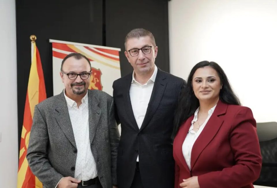 Мицкоски во Тирана на отворање на новите канцеларии на Македонското здружение „ВМРО-ДПМНЕ Албанија“