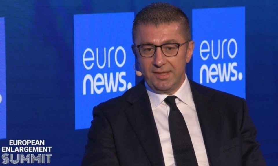 Мицкоски од Брисел: Поради вештачки спорови две и пол децении стоиме во место на нашиот европски пат