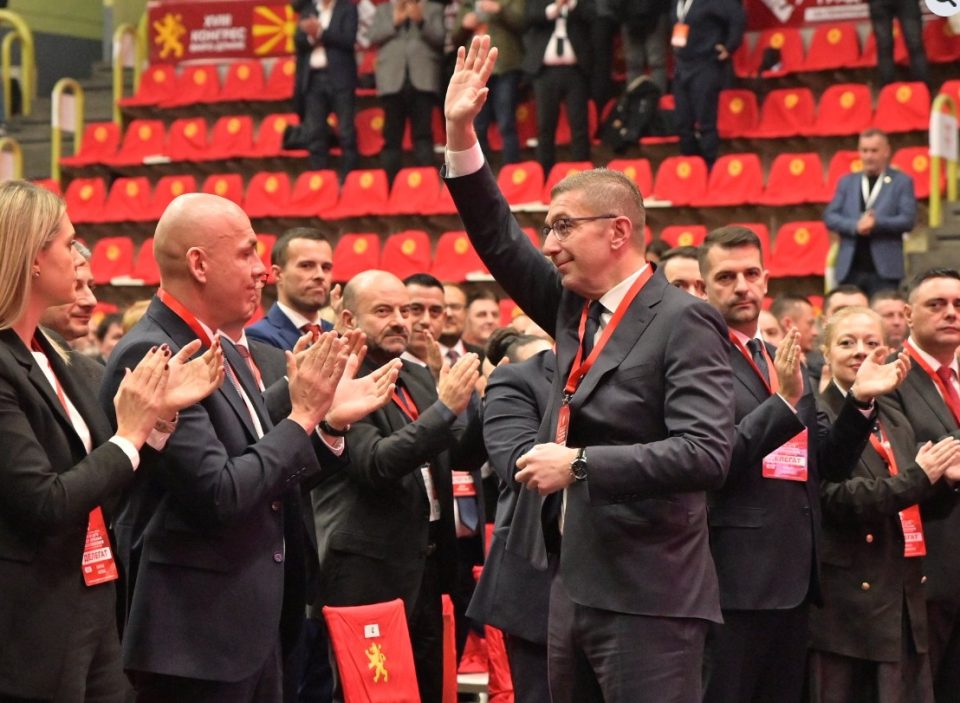 Со 804 гласови од 817 делегати: Мицкоски повторно избран за лидер на ВМРО-ДПМНЕ