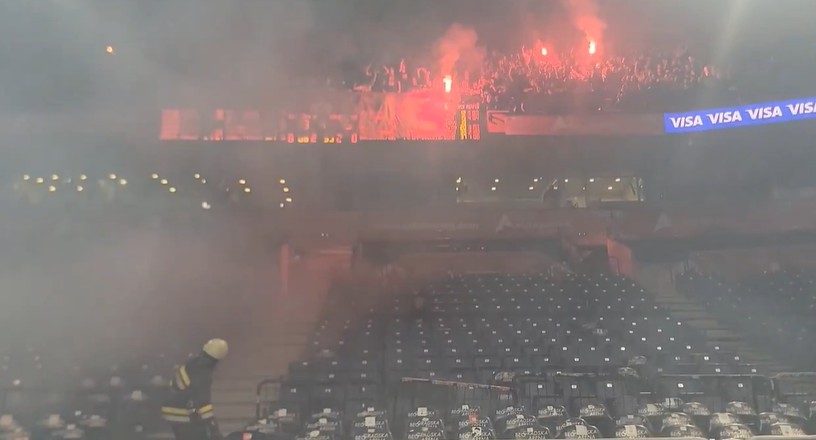 „Делиите“ ја запалија Арената лути поради поразот