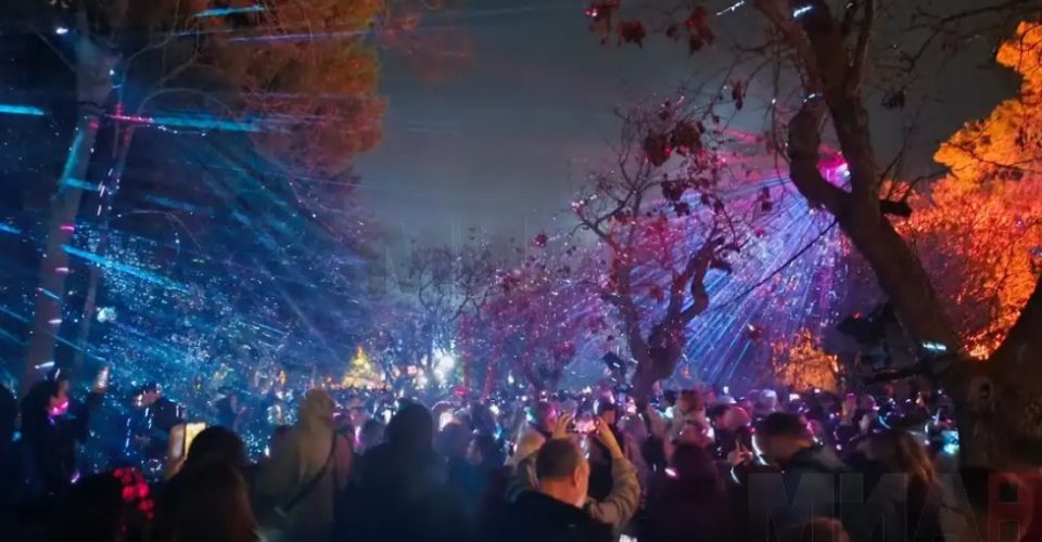 Eве како се празнува Божик во Атина (ФОТО)