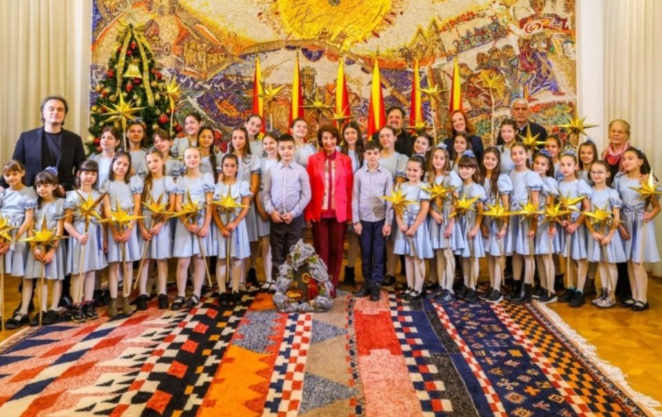 Бадниковата поворка кај претседателката Сиљановска Давкова