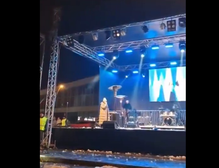 Српската опозиција ја гаѓаше Ана Бекута со снег и мраз (ВИДЕО)