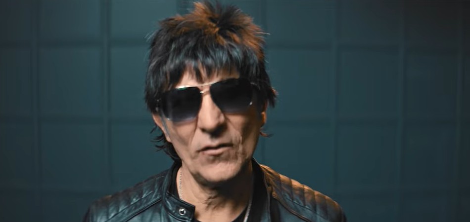 Бомбај Штампа на Ѓуро со нов сингл кој потсетува на осумдесеттите години