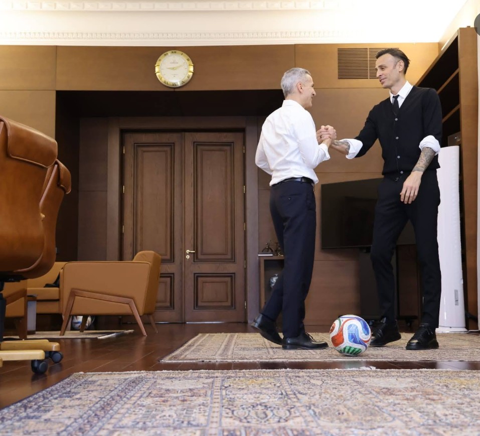 На бугаркиот премиер идол му е Артан Груби,и тој игра фудбалче во кабинетот (ФОТО)