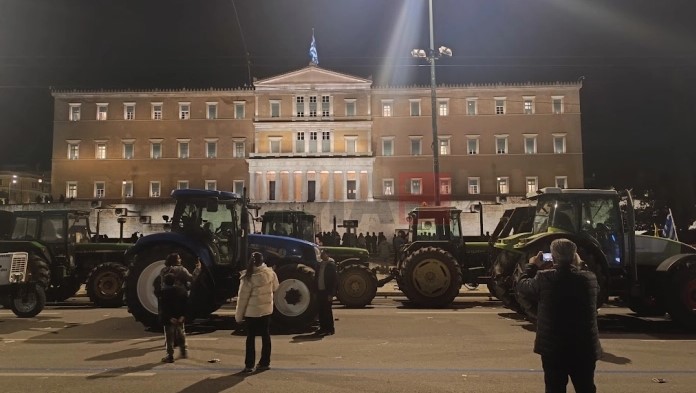 Тракторите ќе преноќат пред грчкиот парламент