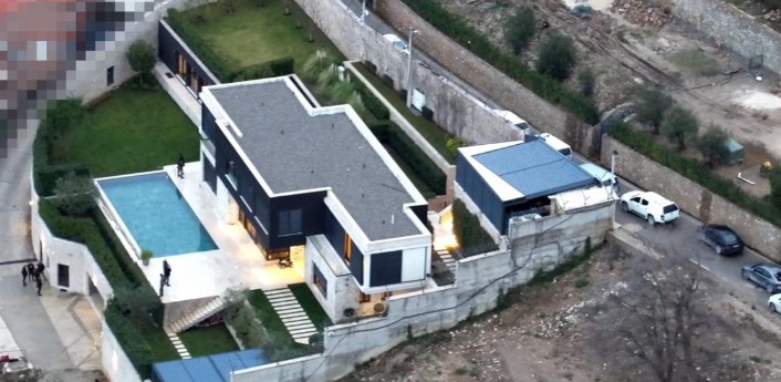 Рација во вилата на Звицер во Котор (ФОТО)