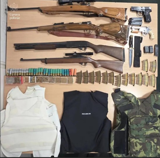 Mило Ѓукановиќ поседува оружје како за мала војска (ФОТО)