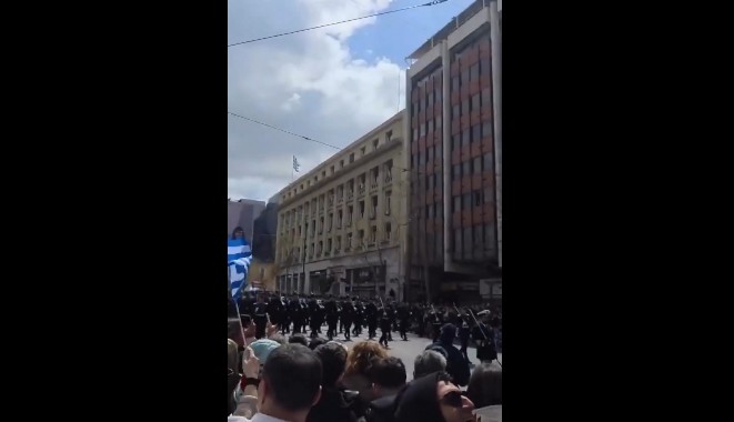 „Македонија е грчка“ ечеше по улиците на Атина (ВИДЕО)