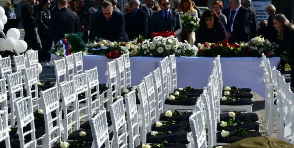 Молитва за упокоените и 63 празни столчиња во Паркот на револуцијата во Кочани