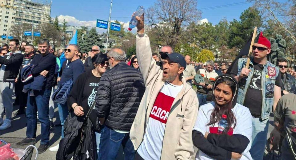 Со партиски обележја на СДСМ на протест на ССМ