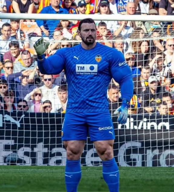 Столе прв чувар на мрежата на Валенсија