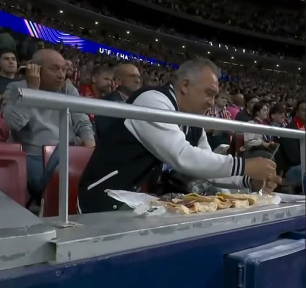 Навивач на Атлетико лабаво си правеше сендвич среде меч (ФОТО)