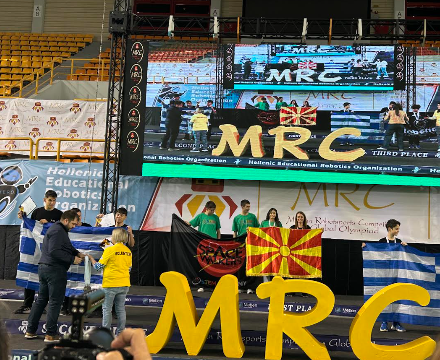 Тимот SPACE WALKERS составен од Павел Попоски, Анастасија Дудеска и Јаков Петков освои злато на Олимпијадата за роботика