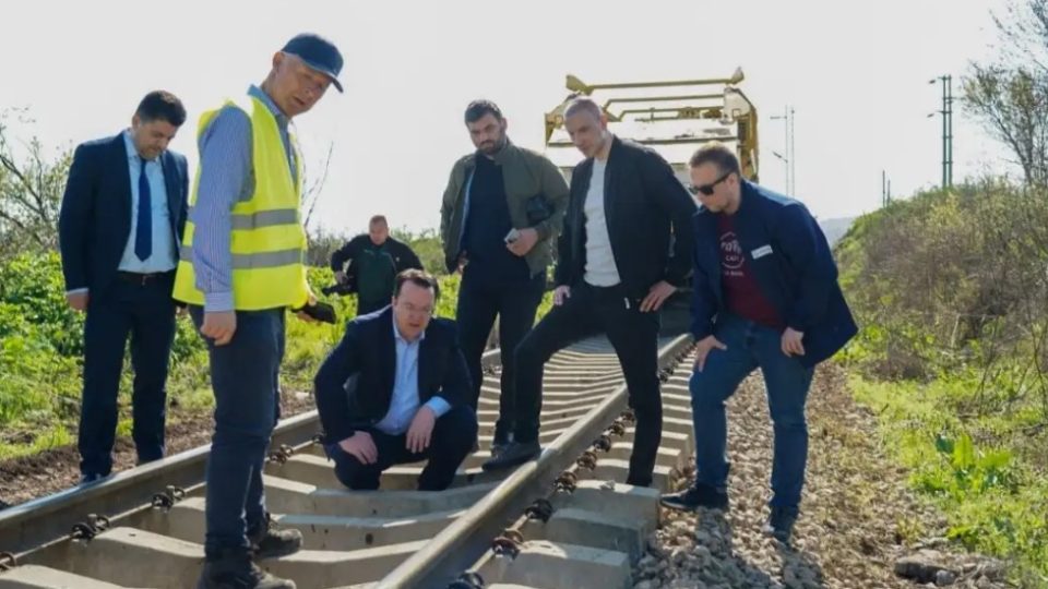 Николоски: Проектот „Градски воз“ напредува одлично, до јуни ќе биде завршена правата линија, а од 1 септември пуштена во сообраќај