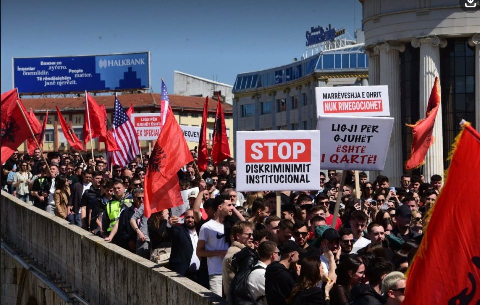 Каква врска имаат американски знамиња со протест за правосуден испит?